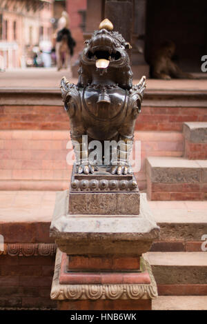 La statue en bronze d'un lion ailé mythique guards un temple à Bhaktapur, Katmandou Banque D'Images