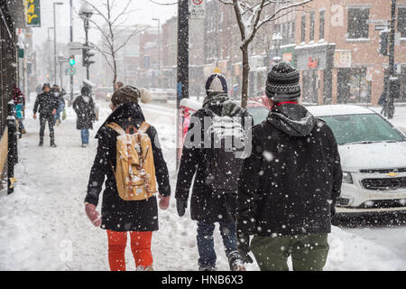 Montréal, CA - 29 décembre 2016 : Tempête de neige à Montréal. Les piétons sur l'avenue Mont-Royal. Banque D'Images