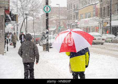 Montréal, CA - 29 décembre 2016 : Tempête de neige à Montréal. Les piétons sur l'avenue Mont-Royal. Banque D'Images