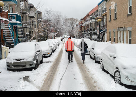 Montréal, Canada - le 3 janvier 2016. Voitures couvertes de neige pendant une tempête de neige. Banque D'Images