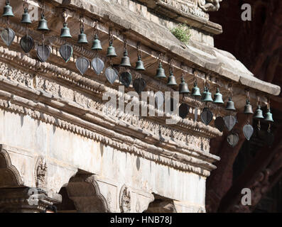 Cloches avec windchimes en dehors d'un temple hindou à Bhaktapur, Katmandou, que l'anneau avec le vent Banque D'Images