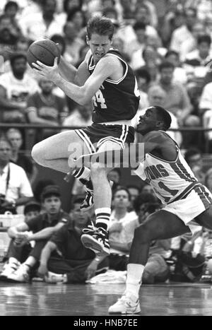 Celtics Danny Ainge (à gauche) et les pistons Isaiah Thomas (à droite) en action au cours de la NBA playoffs à Detroit Michigan Mai 1988 Banque D'Images