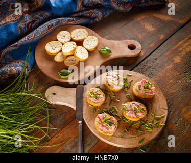 Salé, fumé teewurst une saucisse allemande fait de bacon et de porc, sur des biscottes pain de ciboulette Banque D'Images