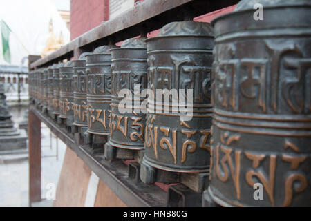 Roues de prière bouddhiste à la pagode de Swayambhunath, Katmandou, Népal que le spin dévot en récitant les mantras Banque D'Images