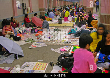 Hong Kong, Chine, 03 Décembre 2006 : les gens se détendre à la gare de Hong Kong Banque D'Images