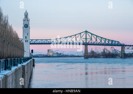 Montréal, CA - 5 Février 2017 : Montréal Tour de l'horloge et du pont Jacques Cartier, en hiver, après le coucher du soleil Banque D'Images