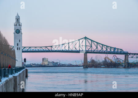 Montréal, CA - 5 Février 2017 : Montréal Tour de l'horloge et du pont Jacques Cartier, en hiver, après le coucher du soleil Banque D'Images