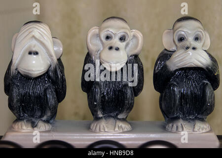 Funny monkey trois statues dans diverses poses amusantes Banque D'Images