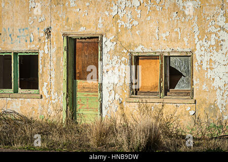 Bâtiment abandonné avec l'écaillage de la peinture, Arizona USA Banque D'Images