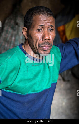 Marrakech, Maroc. Afro-Berber forgeron. Banque D'Images