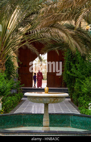 Fontaine et entrée de Zawiya de Moulay Ali Cherif (Shereef), Rissani, le Maroc. Banque D'Images