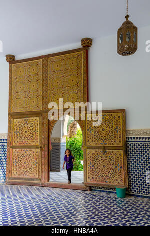 Petite fille de quitter le mausolée de Moulay Ali, Zawiya Shereef (Chérif), Rissani, le Maroc. Banque D'Images