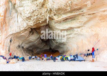 Les grimpeurs camp dans la grotte de la Cala Luna, golfe d'Orosei, Nuoro, Italie Sardaigne, l'un des meilleur spot pour l'escalade Banque D'Images