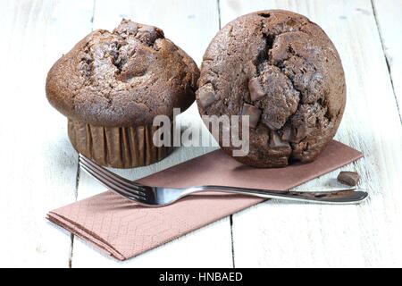 Muffins au chocolat sur fond de bois Banque D'Images