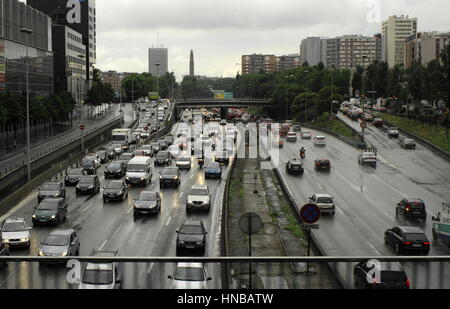 AJAXNETPHOTO. PARIS,FRANCE. -Et- l'ENCOMBREMENT DU TRAFIC SUR LE PÉRIPHÉRIQUE RÉSEAU ROUTIER QUI FAIT LE TOUR DE LA VILLE. photo:JONATHAN EASTLAND/AJAX REF:D121506 2836 Banque D'Images