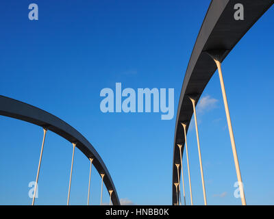 Résumé de l'arches d'un pont isolé sur ciel bleu Banque D'Images