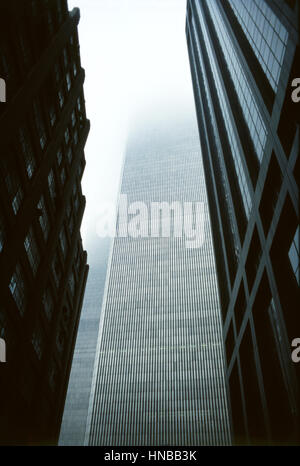 World Trade Center, New York. Les sommets des gratte-ciel se trouvent dans les nuages bas. 1977 Banque D'Images