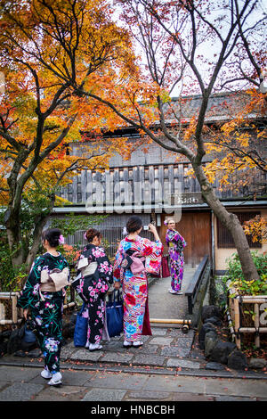 Les femmes, les filles, adolescent, girl, habillé en kimono, à Shirakawa-Minami-dori, quartier de Gion, Kyoto. L'aéroport du Kansai au Japon. Banque D'Images