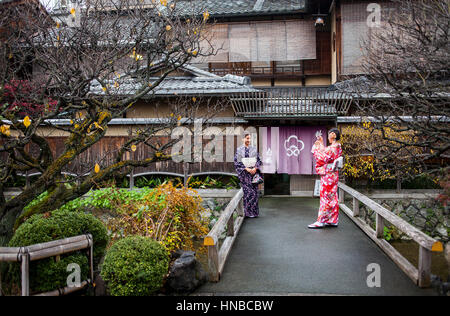 Les femmes, les filles, adolescent, girl, habillé en kimono, à Shirakawa-Minami-dori, quartier de Gion, Kyoto. L'aéroport du Kansai au Japon. Banque D'Images