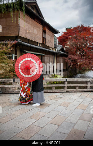 Couple en costume traditionnel, à Shirakawa-Minami-dori, quartier de Gion, Kyoto. L'aéroport du Kansai au Japon. Banque D'Images