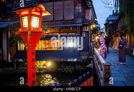 Les femmes, scène de rue, à Shirakawa-Minami-dori, quartier de Gion, Kyoto. L'aéroport du Kansai au Japon. Banque D'Images