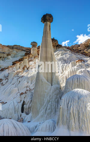 Les tours du silence blanc ou le Wahweap hoodoos sont spectaculaires dans la formation de grès du désert du sud de l'Utah Banque D'Images