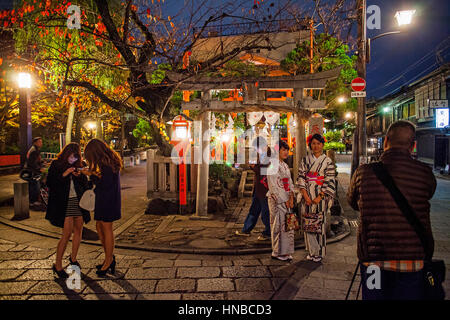 Scène de rue, à Shirakawa-Minami-dori, quartier de Gion, Kyoto. L'aéroport du Kansai au Japon. Banque D'Images