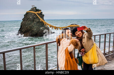 Les touristes,selfies, Meoto-Iwa, Wedded Rocks, au large de la côte de Futami Futamigaura Beach, sur la ville dans la préfecture de Mie, au Japon. Banque D'Images