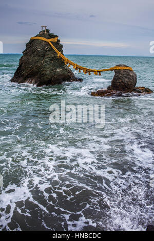 Meoto-Iwa, Wedded Rocks, au large de la côte de Futami Futamigaura Beach, sur la ville dans la préfecture de Mie, au Japon. Banque D'Images