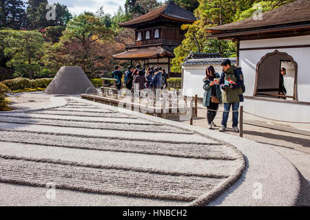 Pavillon de l'argent et au jardin Zen symbolisant le Mont Fuji et la mer, à Ginkaku ji, Kyoto, Japon, Kansai Banque D'Images