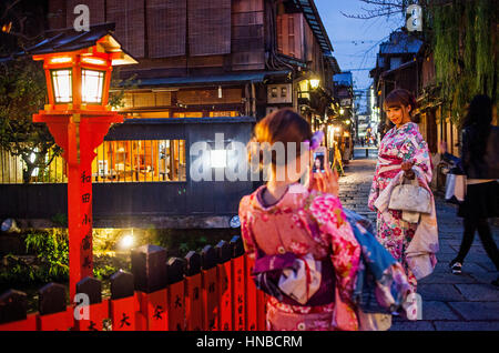 Les femmes, vêtues de kimono, à Shirakawa-Minami-dori, quartier de Gion, Kyoto. L'aéroport du Kansai au Japon. Banque D'Images