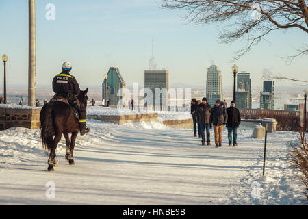 Montréal, CA - 10 Février 2017 : agent de la police montée de la GRC sur le belvédère Kondiaronk patroling sur le Mont-Royal Banque D'Images