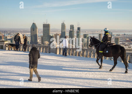 Montréal, CA - 10 Février 2017 : agent de la police montée de la GRC sur le belvédère Kondiaronk patroling sur le Mont-Royal Banque D'Images