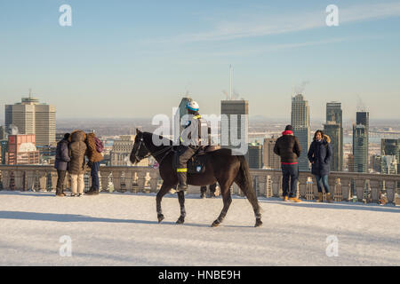 Montréal, CA - 10 Février 2017 : agent de la police montée de la GRC sur le belvédère Kondiaronk patroling sur le Mont-Royal Banque D'Images