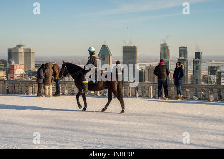 Montréal, CA - 10 Février 2017 : agent de la police montée de la GRC sur le belvédère Kondiaronk patroling sur le Mont-Royal Banque D'Images