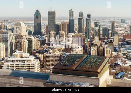 Ville de Montréal en hiver et commémorative plaque Jacques Cartier situé sur la balustrade du belvédère Kondiaronk sur le mont Royal Banque D'Images