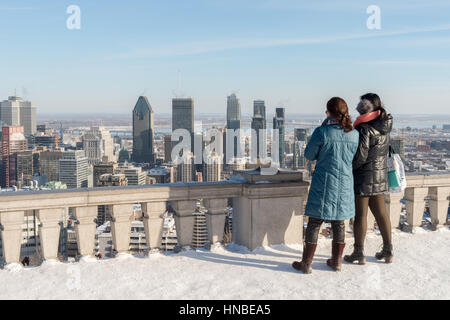 Montréal, CA - 10 Février 2017 : Deux femmes sont à la recherche à l'horizon du Belvédère Kondiaronk Banque D'Images