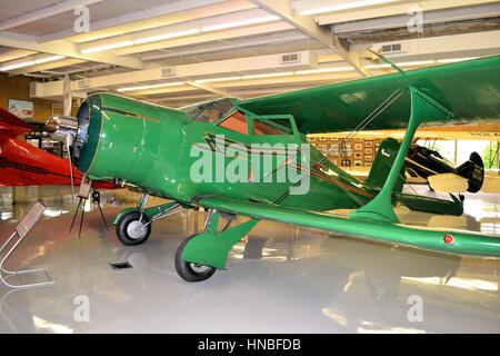 Magnifique biplan Art déco des années 1930 - le Beech C17B Staggerwing dans le Beechcraft Heritage Museum, Tullahoma, Tennessee, États-Unis Banque D'Images