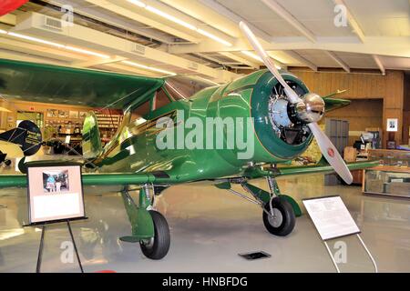 Magnifique biplan Art déco des années 1930 - le Beech C17B Staggerwing dans le Beechcraft Heritage Museum, Tullahoma, Tennessee, États-Unis Banque D'Images