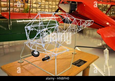 Prototype de fil modèle réduit pour le mécanisme de rétraction du Beech Staggerwing, présenté par Olive Ann Beech au Beechcraft Heritage Museum Banque D'Images