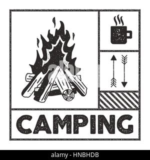 Wanderlust Camping stamp. Old school t-shirt dessiné à la main Vêtements d'impression des graphiques. De Camp, tasse et les flèches. Timbre texturé effet. Vintage Style. Illustration de Vecteur