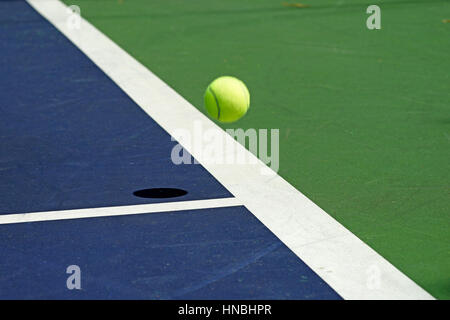 Déménagement balle de tennis à l'angle de la cour Banque D'Images