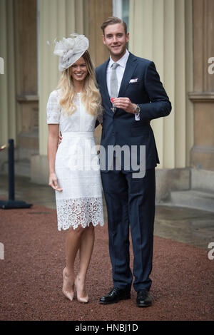 Angleterre cricketer Stuart large avec sa petite amie Bealey Mitchell après avoir été nommé membre de l'ordre de l'Empire britannique (MBE) par le Prince de Galles à une cérémonie au Palais de Buckingham à Londres. Banque D'Images