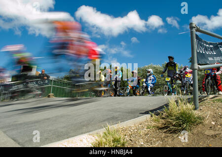 Le bmx vélos et cavaliers en compétition sur piste dans ce cycle hampshire gosport Banque D'Images