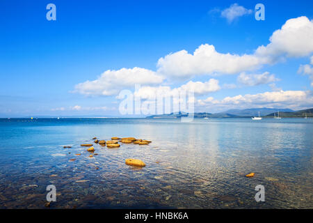 Les rochers et les yachts dans une baie de la mer. Plage de Punta Ala, la Maremme Toscane, Italie Banque D'Images