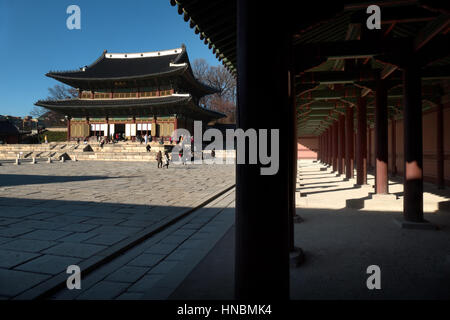 Vue sur Injeongjeon, la salle principale du Palais Changdeokgung, coréen monument, haut lieu touristique, UNESCO World Heritage Site. Séoul, Corée du Sud, Asie Banque D'Images