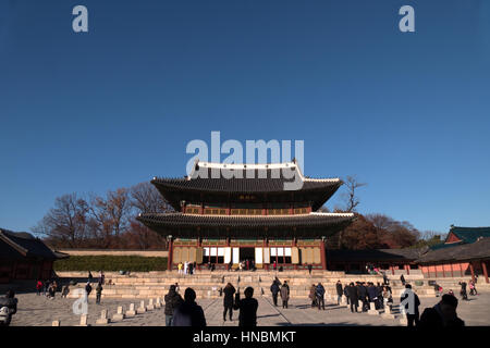 Vue sur Injeongjeon, la salle principale du Palais Changdeokgung, coréen monument, haut lieu touristique, UNESCO World Heritage Site. Séoul, Corée du Sud, Asie Banque D'Images