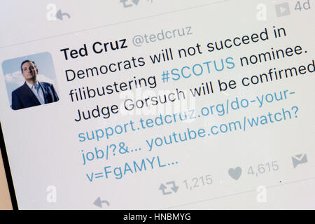 Le sénateur républicain du Texas Ted Cruz Twitter message sur l'écran du téléphone mobile - USA Banque D'Images