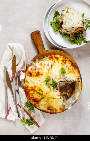 Lasagne aux légumes sur une table en pierre avec la roquette Banque D'Images