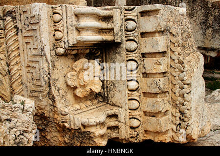 Finement sculptée bloc supérieur du Temple de Bacchus à Baalbek, au Liban. Banque D'Images